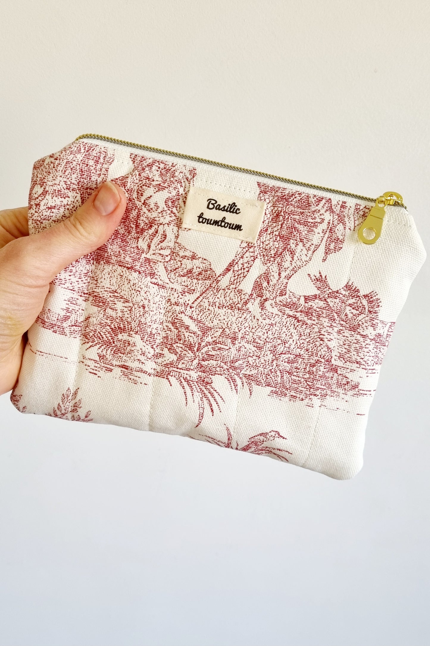 Quilted flat pouch in toile de Jouy
