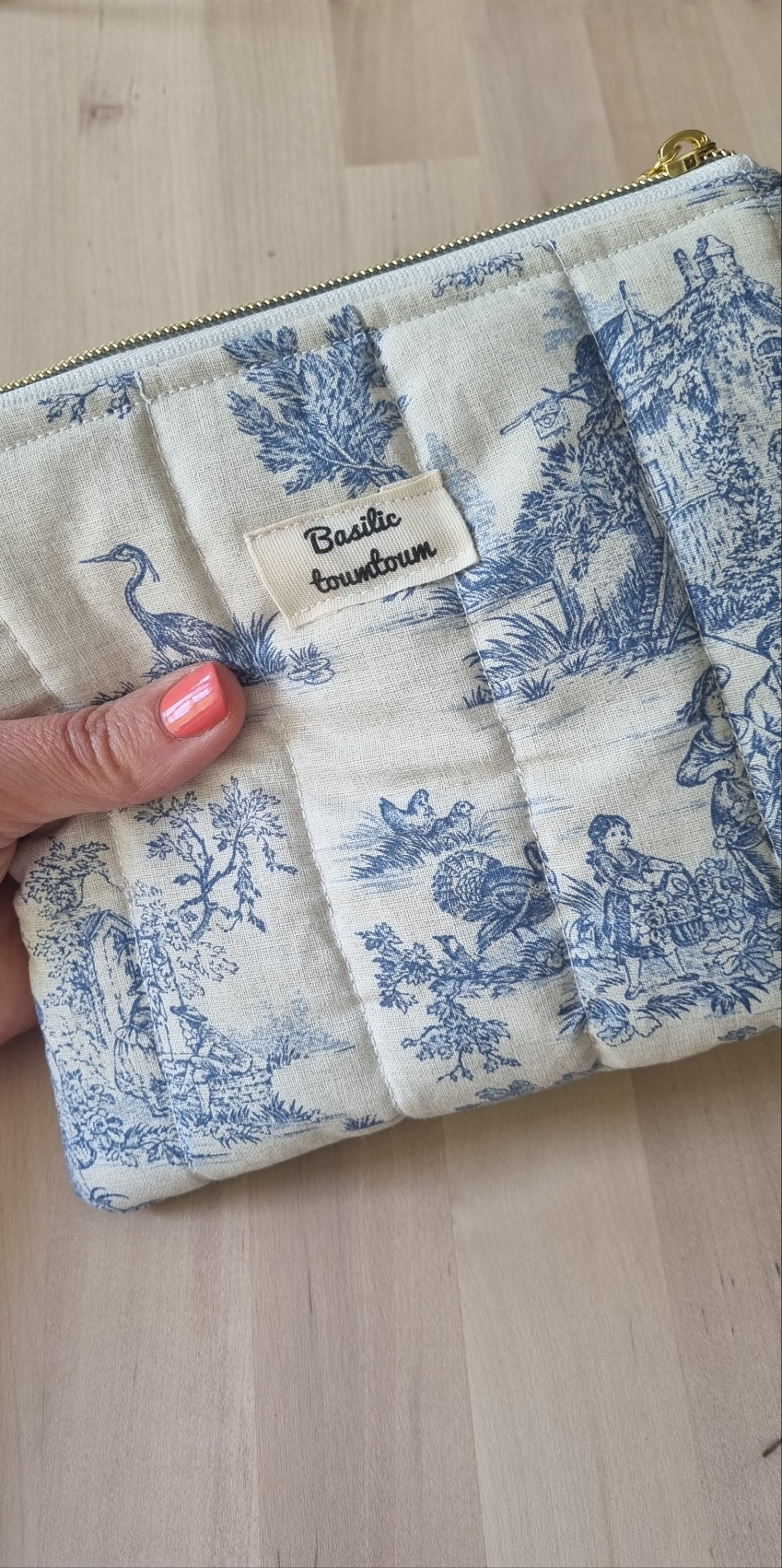 Quilted flat pouch in toile de Jouy
