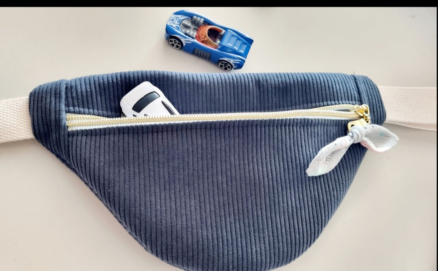 Banane velours cotelé bleu marine
