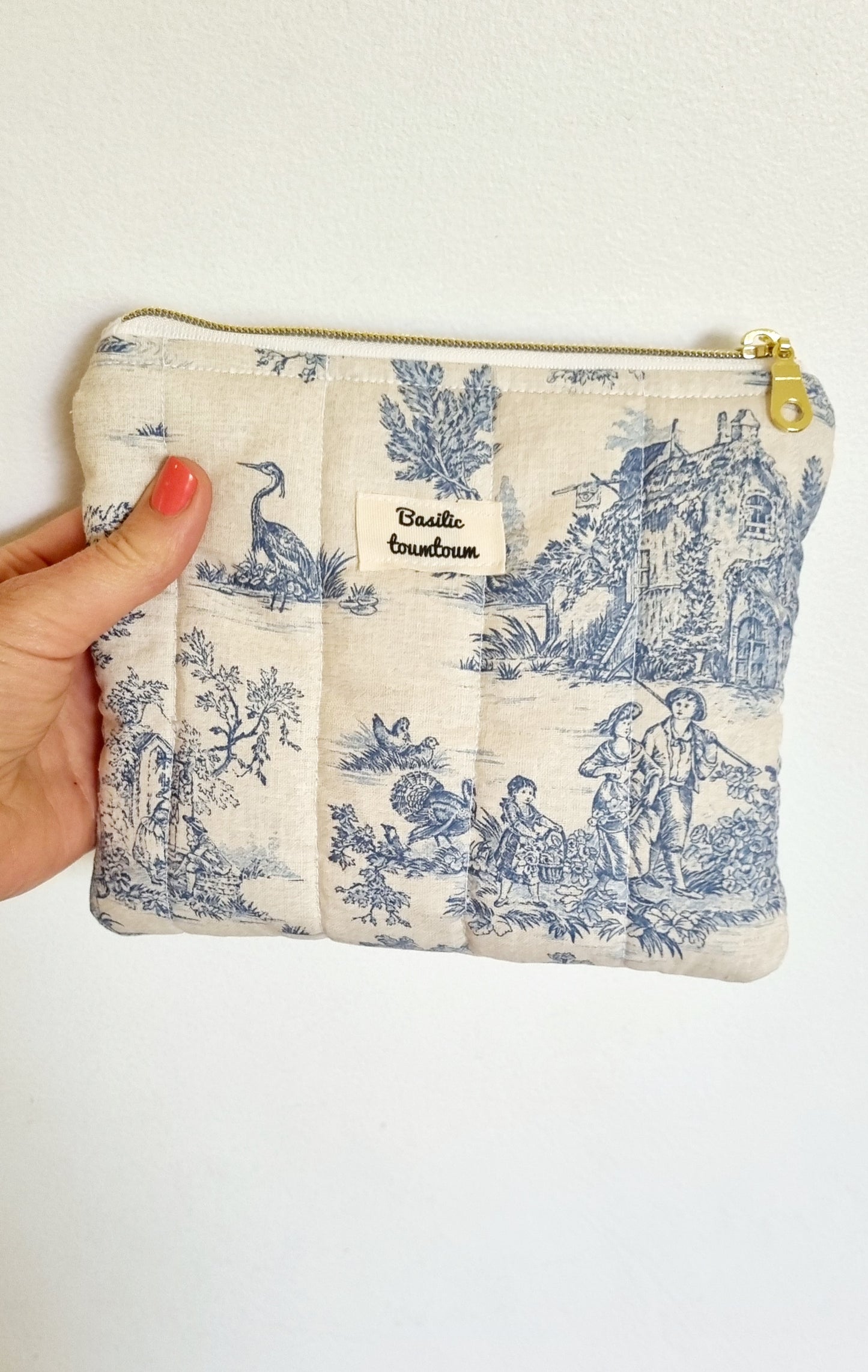 Quilted flat pouch in toile de Jouy